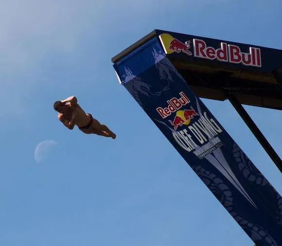 Cómo Red Bull mezcló adrenalina, marketing extremo y leyendas urbanas para convertirse en una marca indestructibl