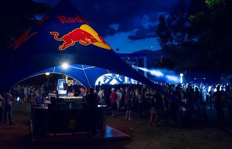 Cómo Red Bull mezcló adrenalina, marketing extremo y leyendas urbanas para convertirse en una marca indestructible