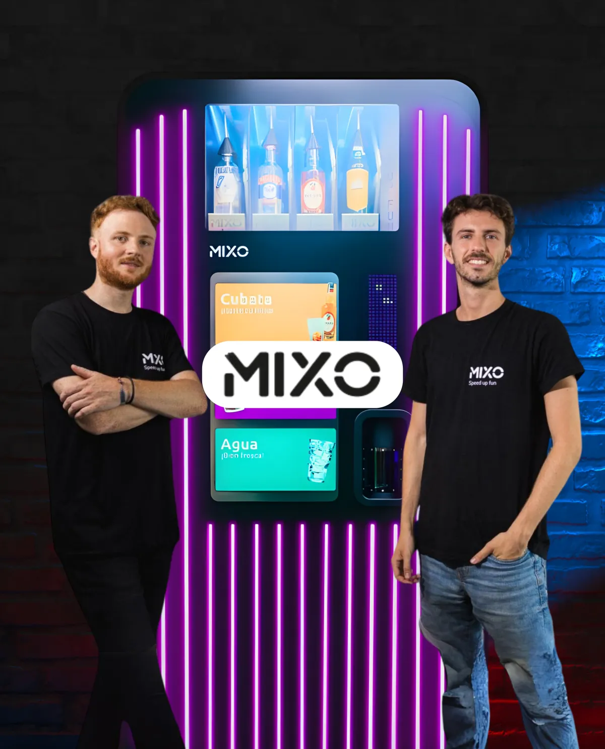 Los fundadores de MIXO Martin Cohen y Xavier Olivé, junto a una máquina vending que sirve cubatas y otras bebidas